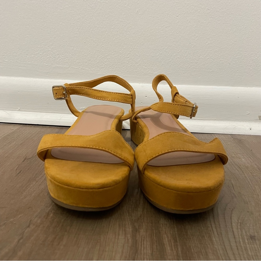 Old Navy faux suede flatform sandals - Picture 6 of 10